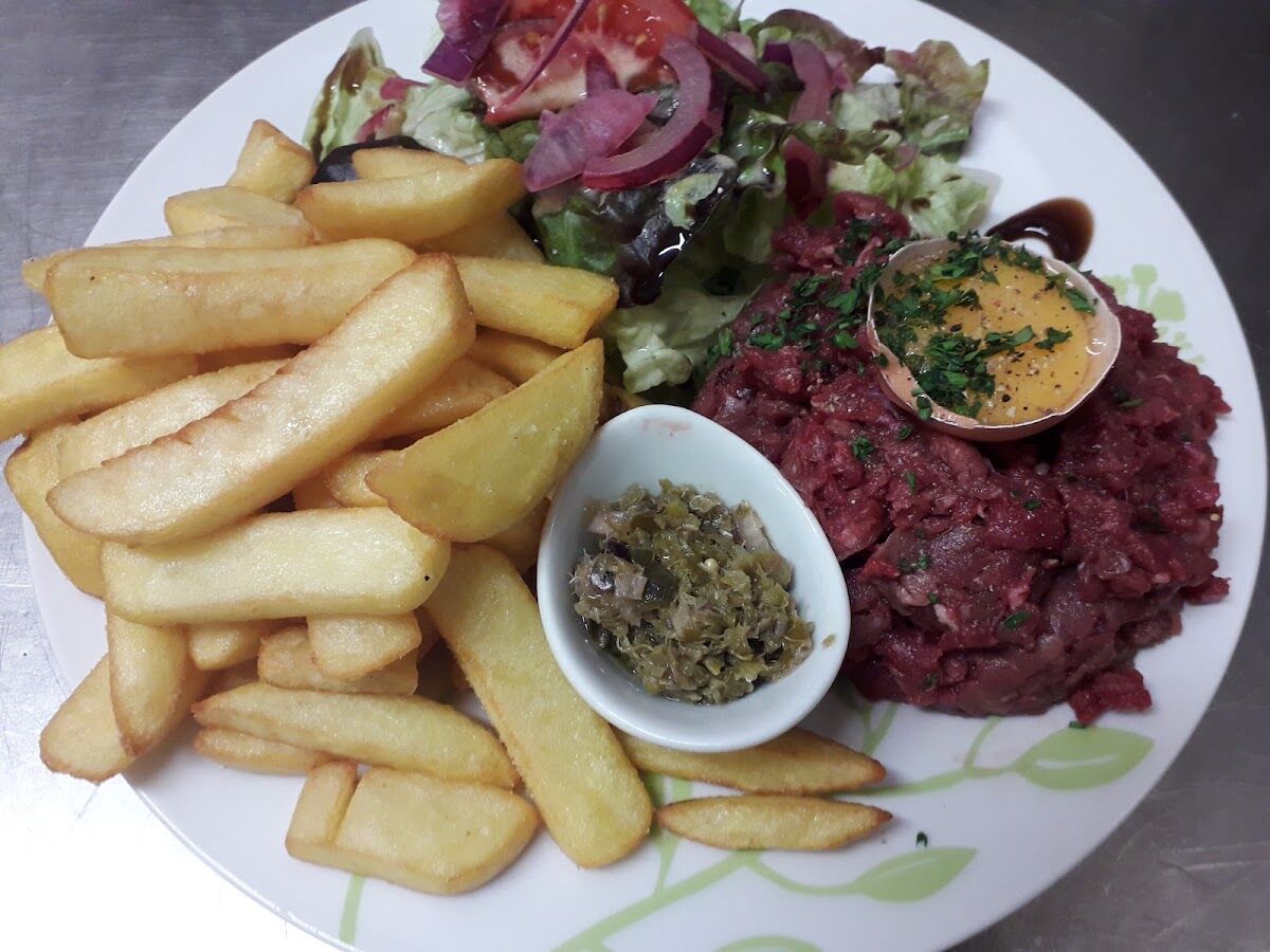 Tartare préparé minute, frites et salade