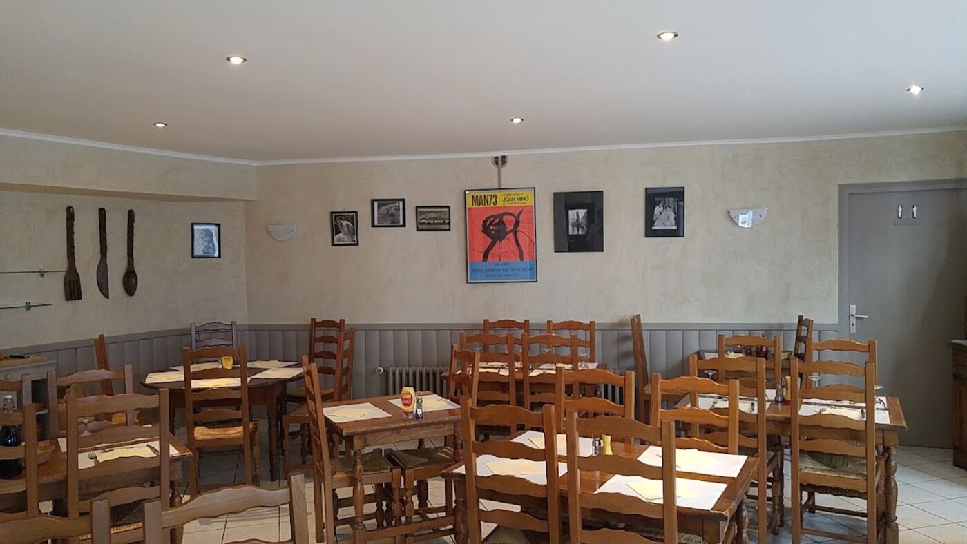 La salle du restaurant, chaises bois et nappes claires